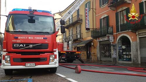 Varese, paura in uno stabile: in fumo il tetto 5