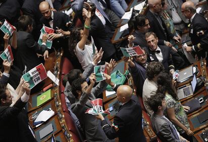 Bagarre alla Camera: dal M5S proteste, insulti e sfottò 7