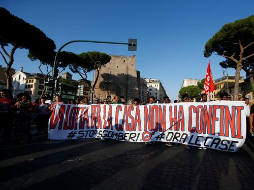 Il corteo degli antagonisti: "Lanceremo altre bombole"
