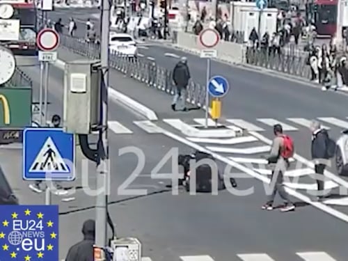Frattura la mano a un poliziotto, scarcerato, ne prende altri a testate: la follia del somalo a Roma