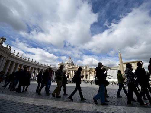 La rivoluzione del Papa: paga il conto e dimezza la scorta