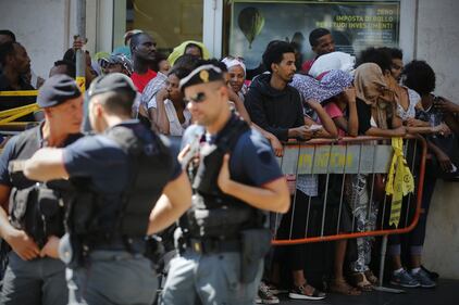 Roma, tensioni durante lo sgombero dei migranti abusivi 11