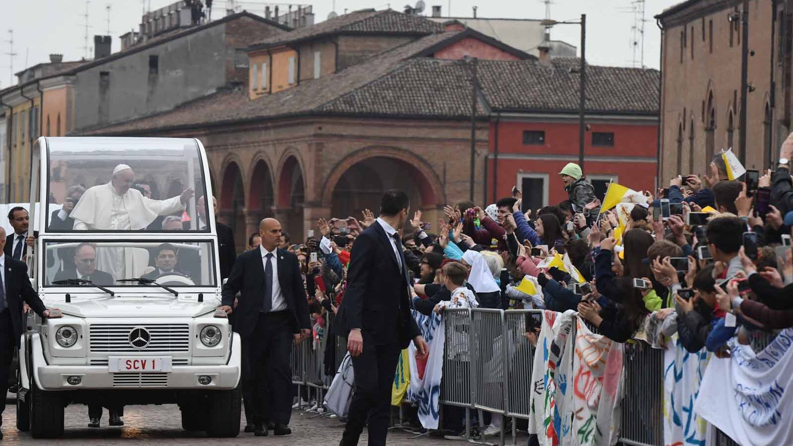 Papa Francesco a Carpi: "Avete sollevato le macerie e ricostruito con speranza"