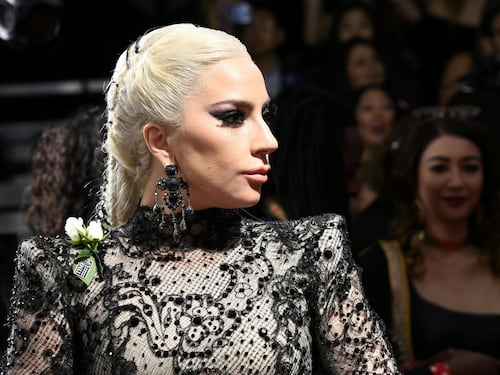 Lady Gaga sta male e annulla 10 concerti