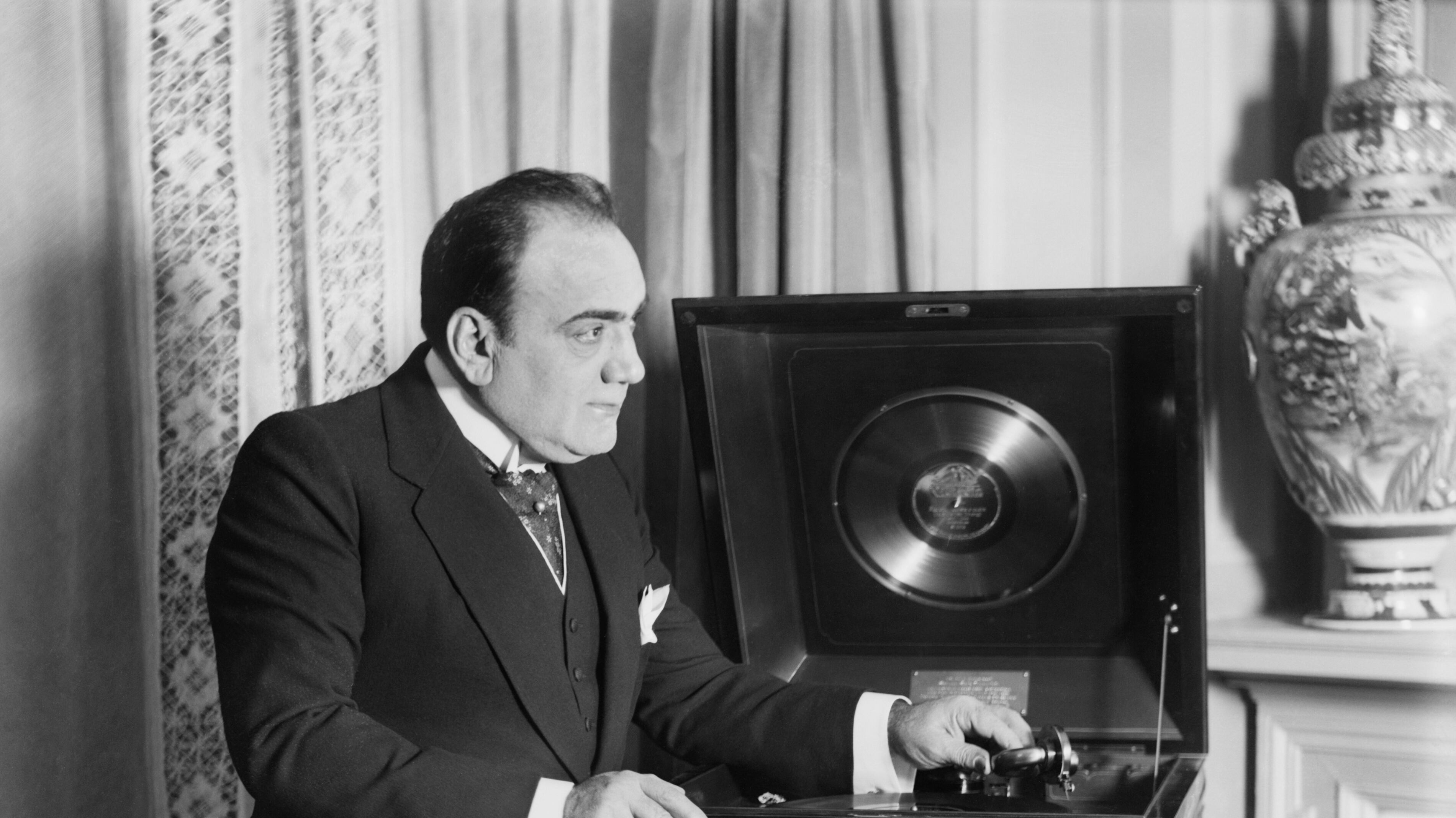 Enrico Caruso dai vicoli di Napoli alla gloria