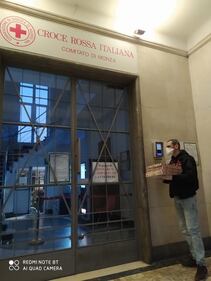 Gli ultras del Monza consegnano pasti a medici e infermieri: "Non siete soli" 2