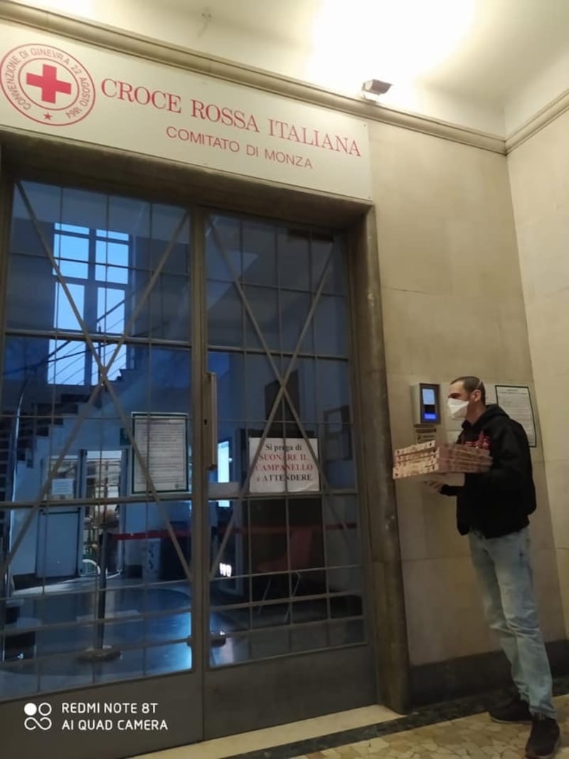 Gli ultras del Monza consegnano pasti a medici e infermieri: "Non siete soli" 2