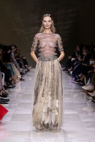 Armani veste le donne di perle e per i suoi 90 anni si regala uno storico palazzo nel cuore di Parigi 13
