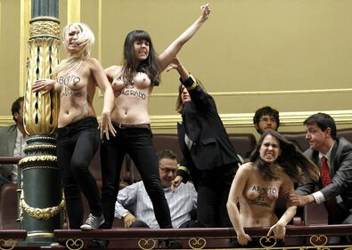 "L'aborto è sacro": nuovo ridicolo show delle attiviste spagnole 4