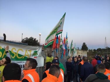 Taranto, gli operai di Arcelor Mittal e dell'indotto davanti ai cancelli 4