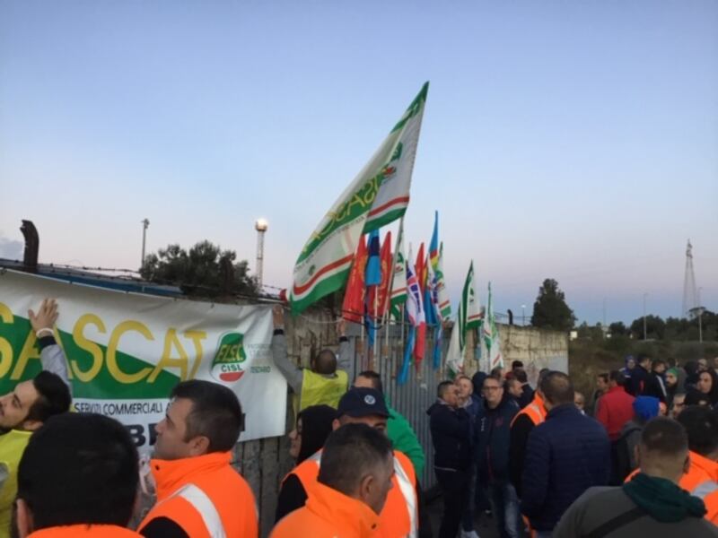 Taranto, gli operai di Arcelor Mittal e dell'indotto davanti ai cancelli 4