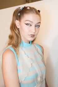 Gigi Hadid a seno nudo per Fendi 36
