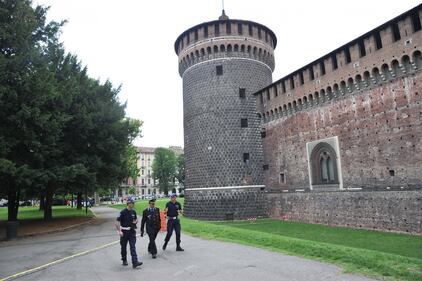 Crollano frammenti della torre: paura al Castello Sforzesco 13