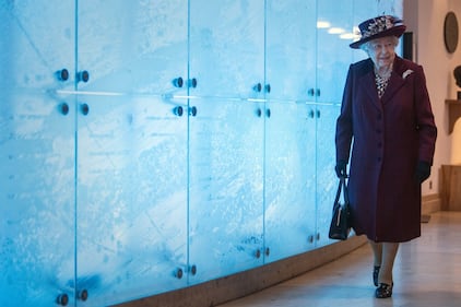 Il Principe Harry e la Regina Elisabetta II in foto 6