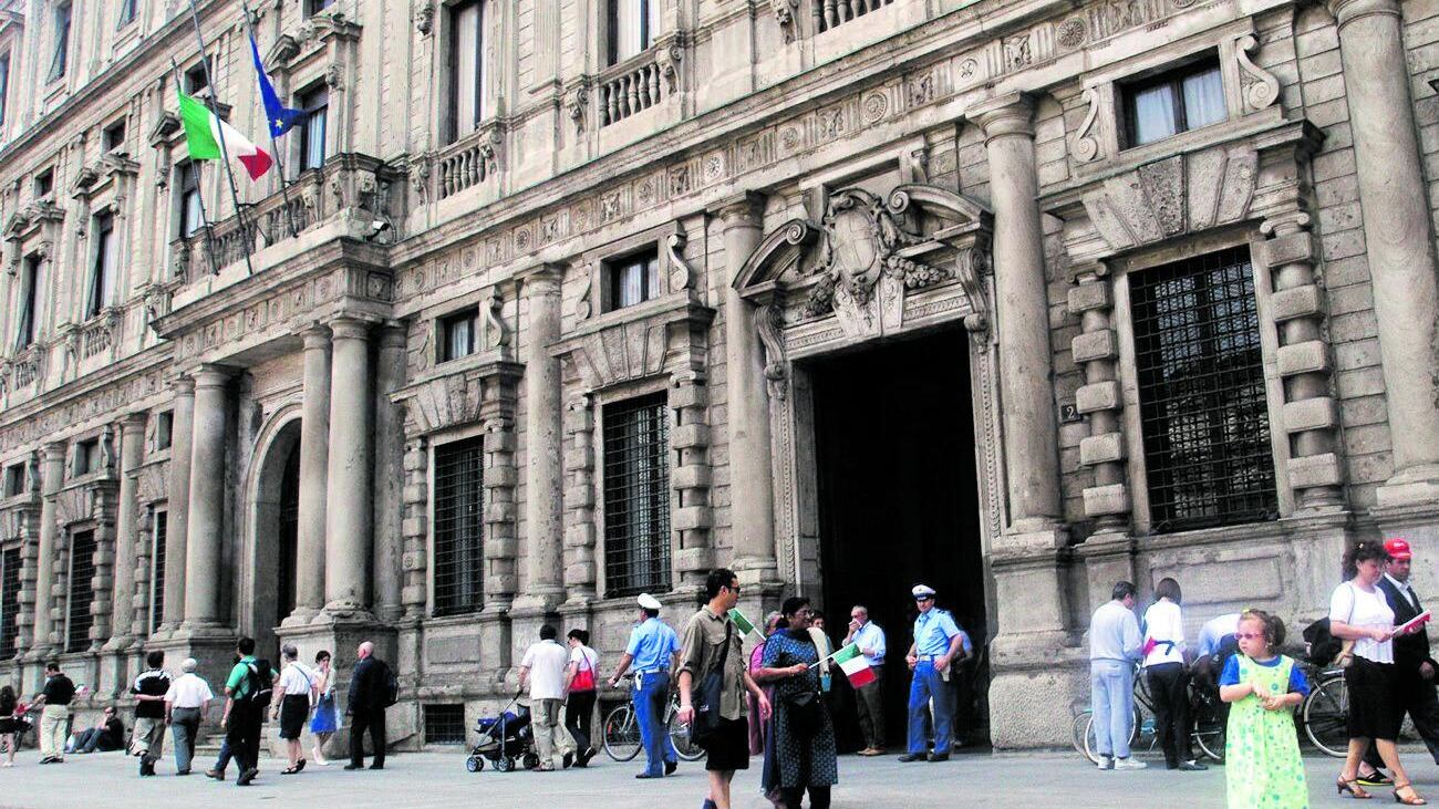 La fanfara, alzabandiera, banda e Palazzo Marino aperto a tutti