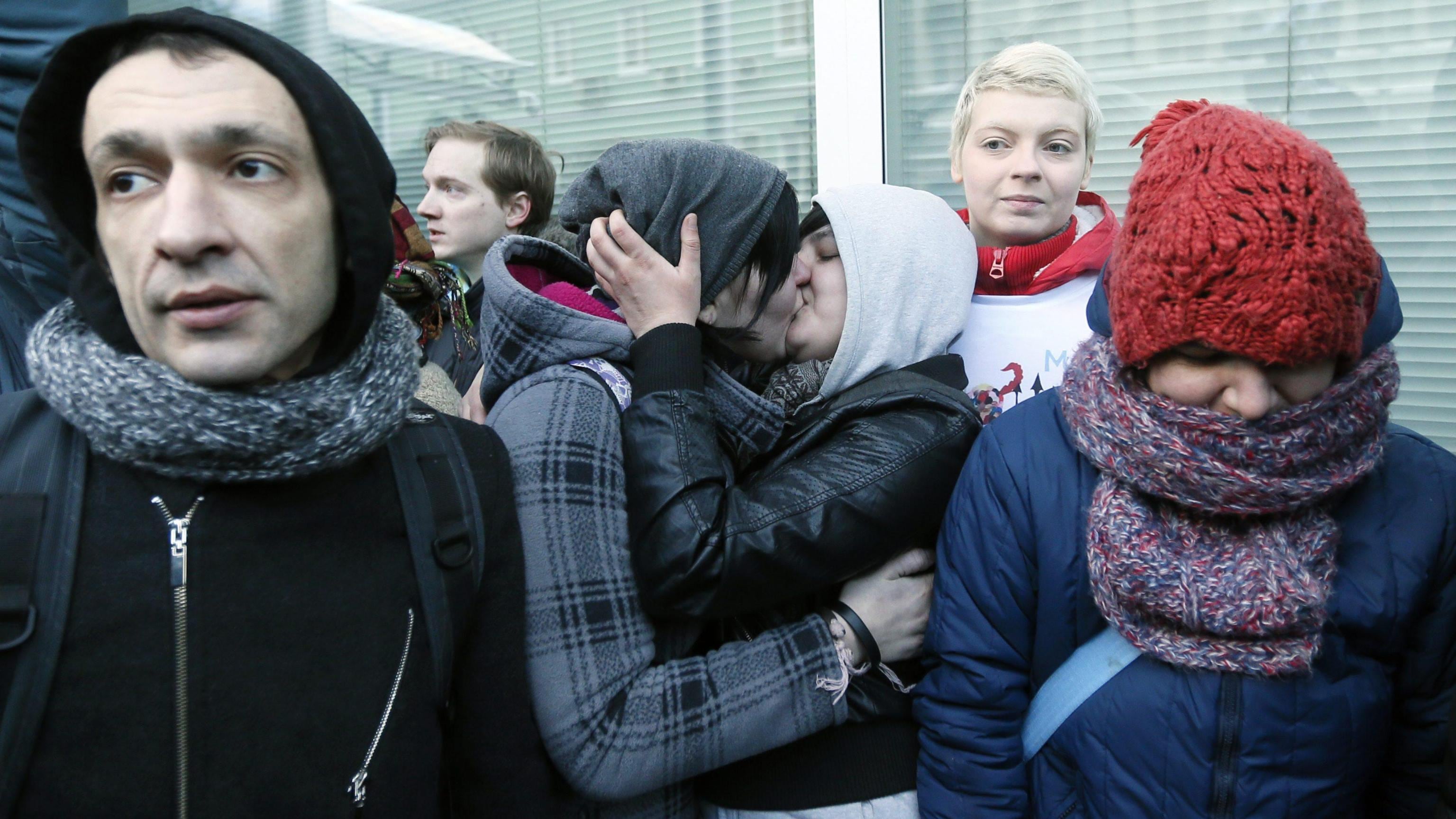 Coppie gay, Corte di Strasburgo: "Sì alle adozioni dei figli del partner"