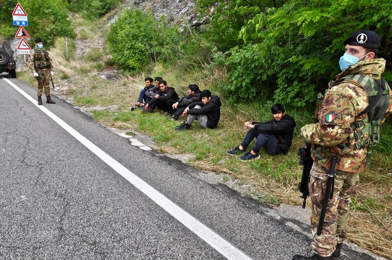 I migranti all'assalto del confine 1