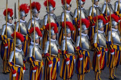 Chi sono e cosa fanno le Guardie svizzere del Papa, che giurano oggi
