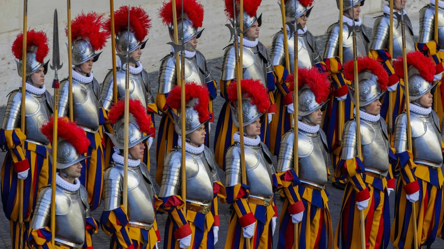 Il comandante delle Guardie svizzere: "Così difendiamo il Papa"