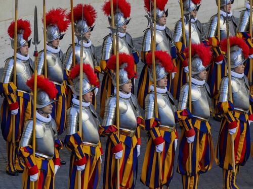 Chi sono e cosa fanno le Guardie svizzere del Papa, che giurano oggi