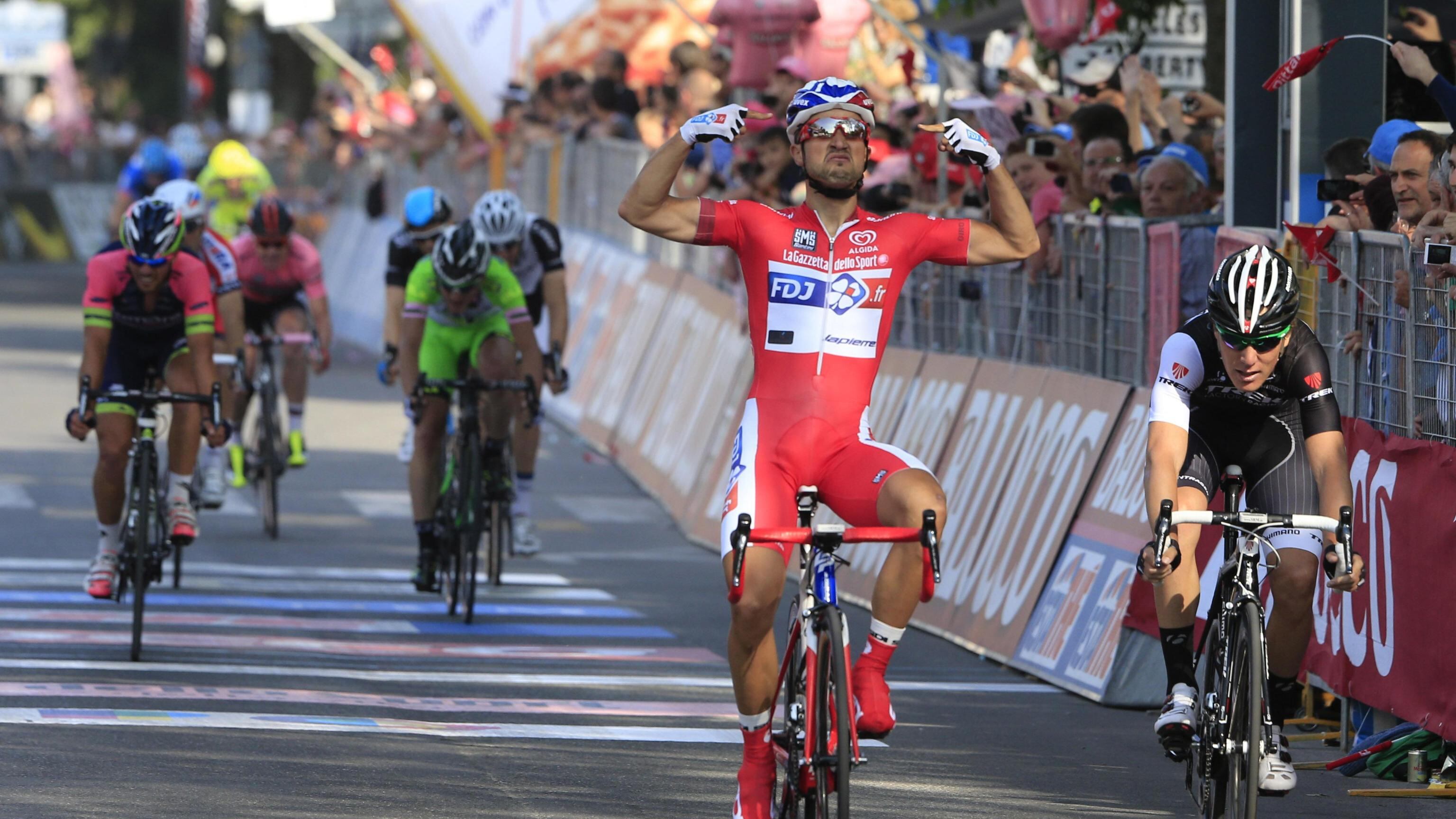 Cadute e Bouhanni: è un Giro ciclostile