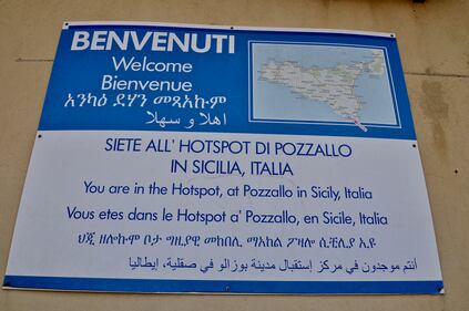 I migranti della Open Arms e della Gregoretti a Pozzallo 3