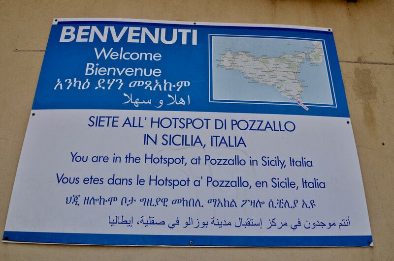 I migranti della Open Arms e della Gregoretti a Pozzallo 3