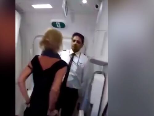 "Scimmia indiana". Ubriaca viene arrestata dopo un volo Air India