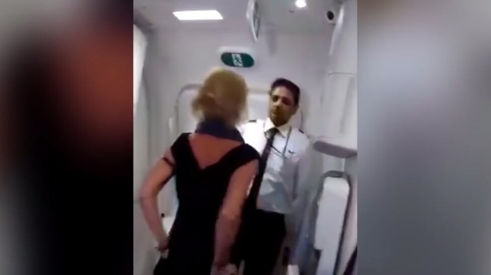 "Scimmia indiana". Ubriaca viene arrestata dopo un volo Air India