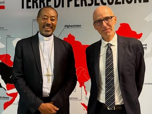 "Tutti vorrebbero restare". Il vescovo africano smentisce la narrazione pro-migranti