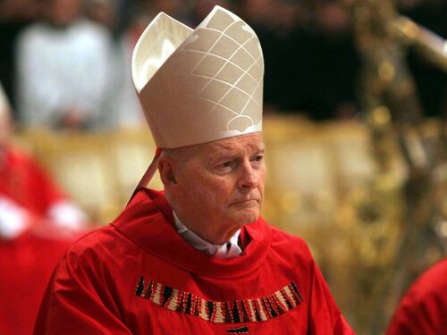 Ecco il dossier McCarrick che imbarazza il Vaticano. "Ingannò anche Wojtyla"