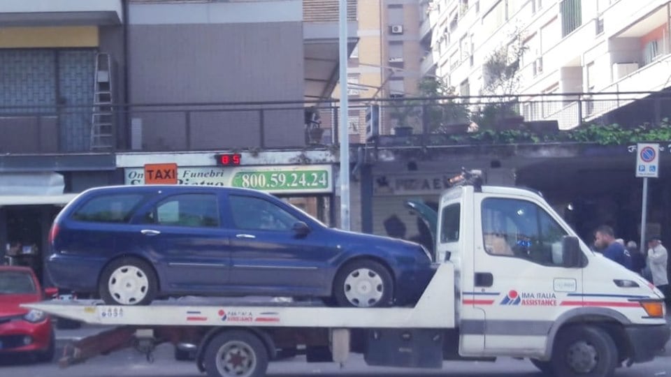 Casal Bruciato, rimossa l'auto dei rom: targa falsa e senza assicurazione