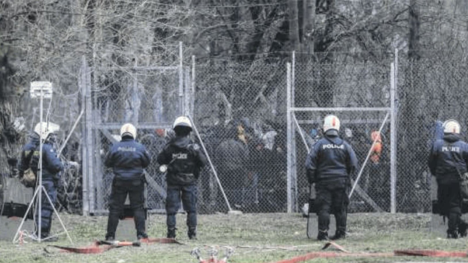 Atene respinge con i gas l'ondata di migranti scatenati da Erdogan