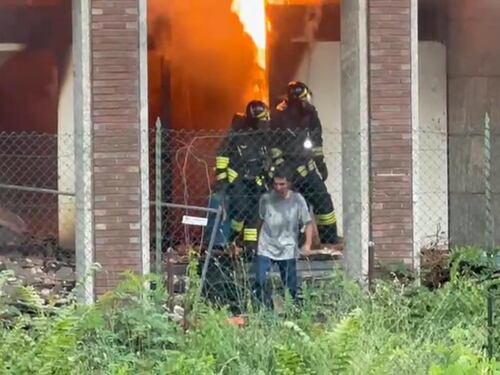 Fiamme nella palazzina ex Chimici di Rogoredo: uomo salvato dalle fiamme