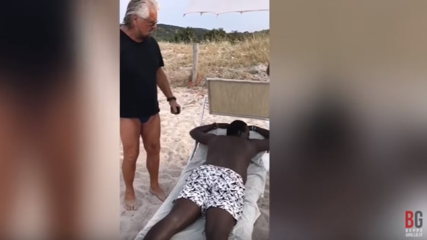 Grillo scherza su Salvini: "Qui ci sono i migranti in spiaggia: fai qualcosa"