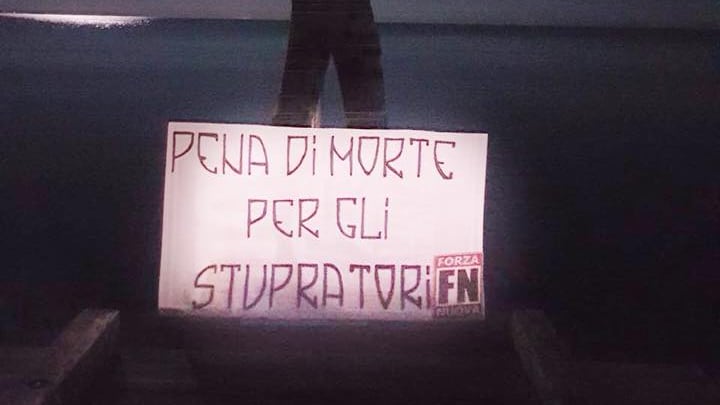 Jesolo, sagoma nera impiccata: "Pena di morte per gli stupratori"