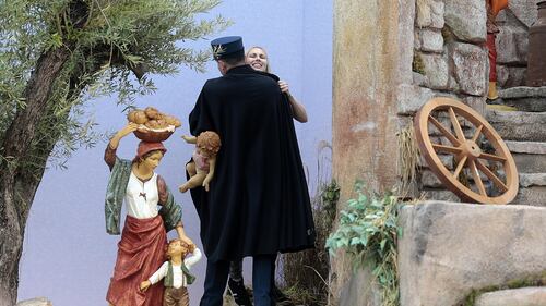 Vaticano, Femen ruba il Gesù del presepe 8