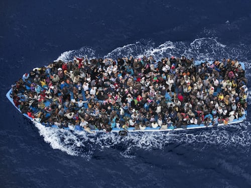 La minaccia dell'Isis: "Se ci colpite vi mandiamo 500mila migranti"