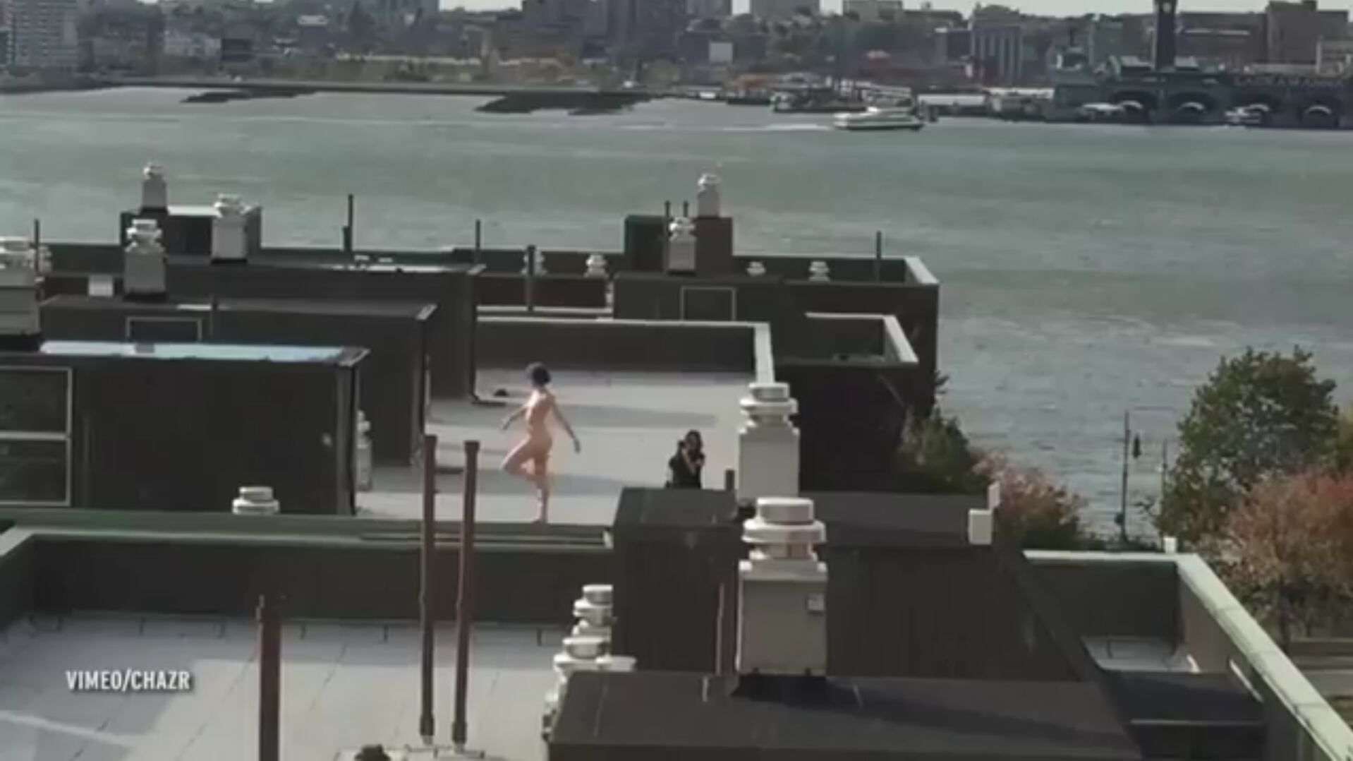 Si affacciano dalla finestra e vedono una modella nuda