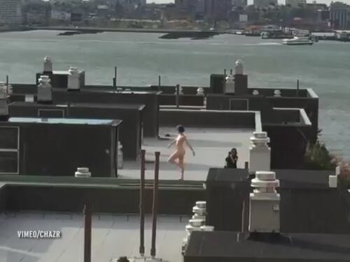 Si affacciano dalla finestra e vedono una modella nuda