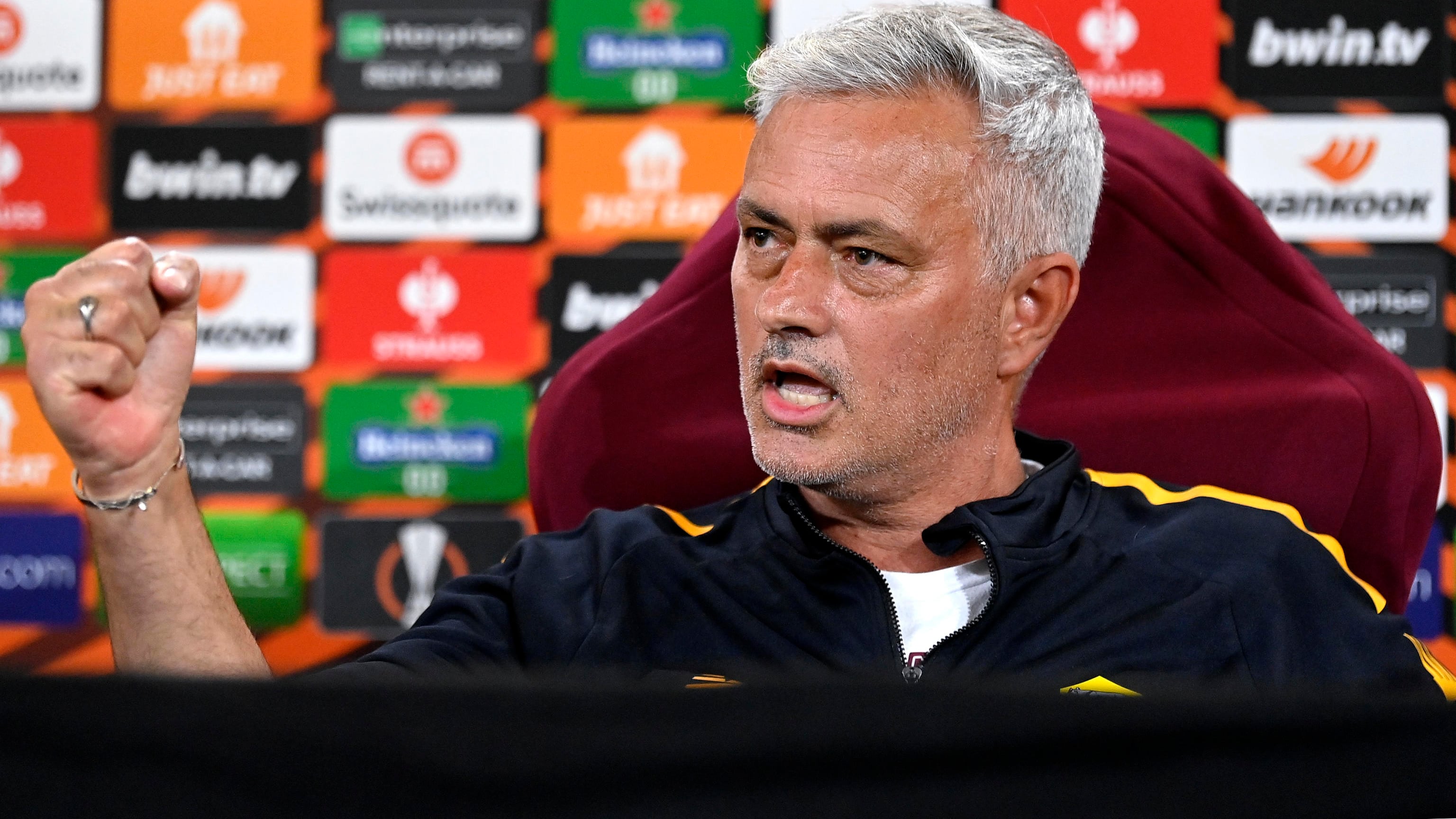 Mourinho sbotta e manda segnali alla proprietà giallorossa