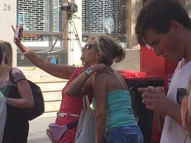 Sydney, i passanti si fanno i selfie davanti alla cioccolateria 1