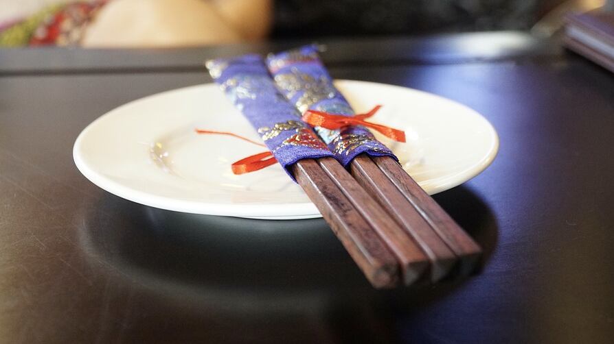 Cavoli triturati con le scarpe e cibi avariati: chiuso ristorante cinese