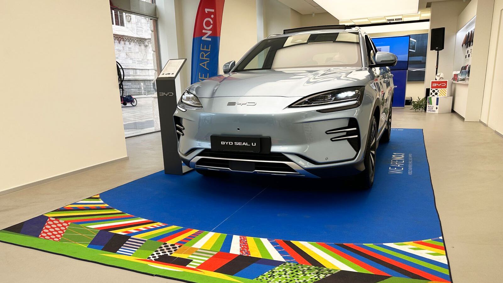 BYD Seal U, l'anteprima a Milano: ecco allestimenti e prezzi