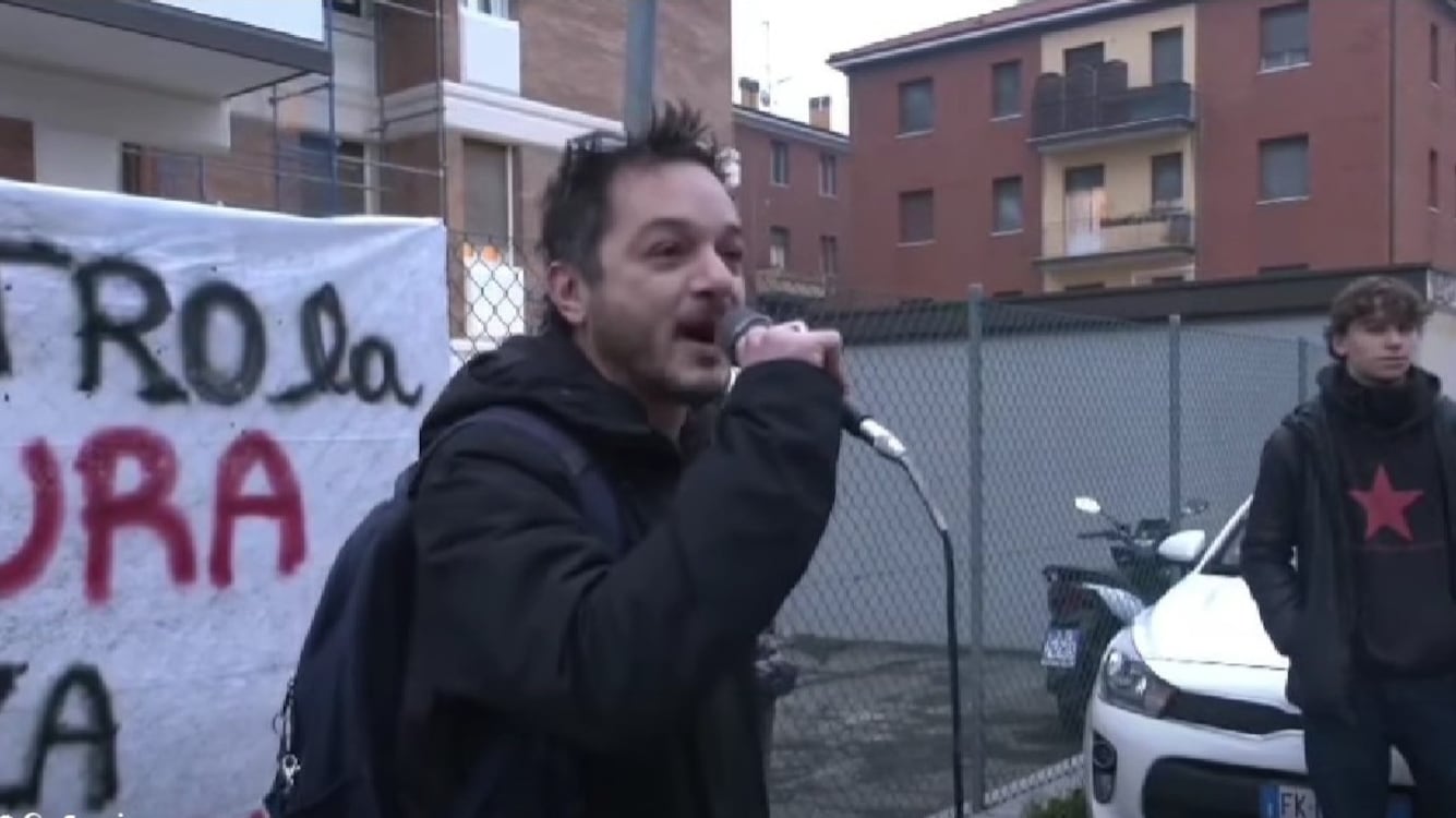 "Schiacciato una m..da gigante". Spunta un altro docente per Gaza che attacca il governo