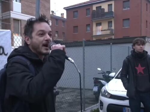 "Schiacciato una m..da gigante". Spunta un altro docente per Gaza che attacca il governo
