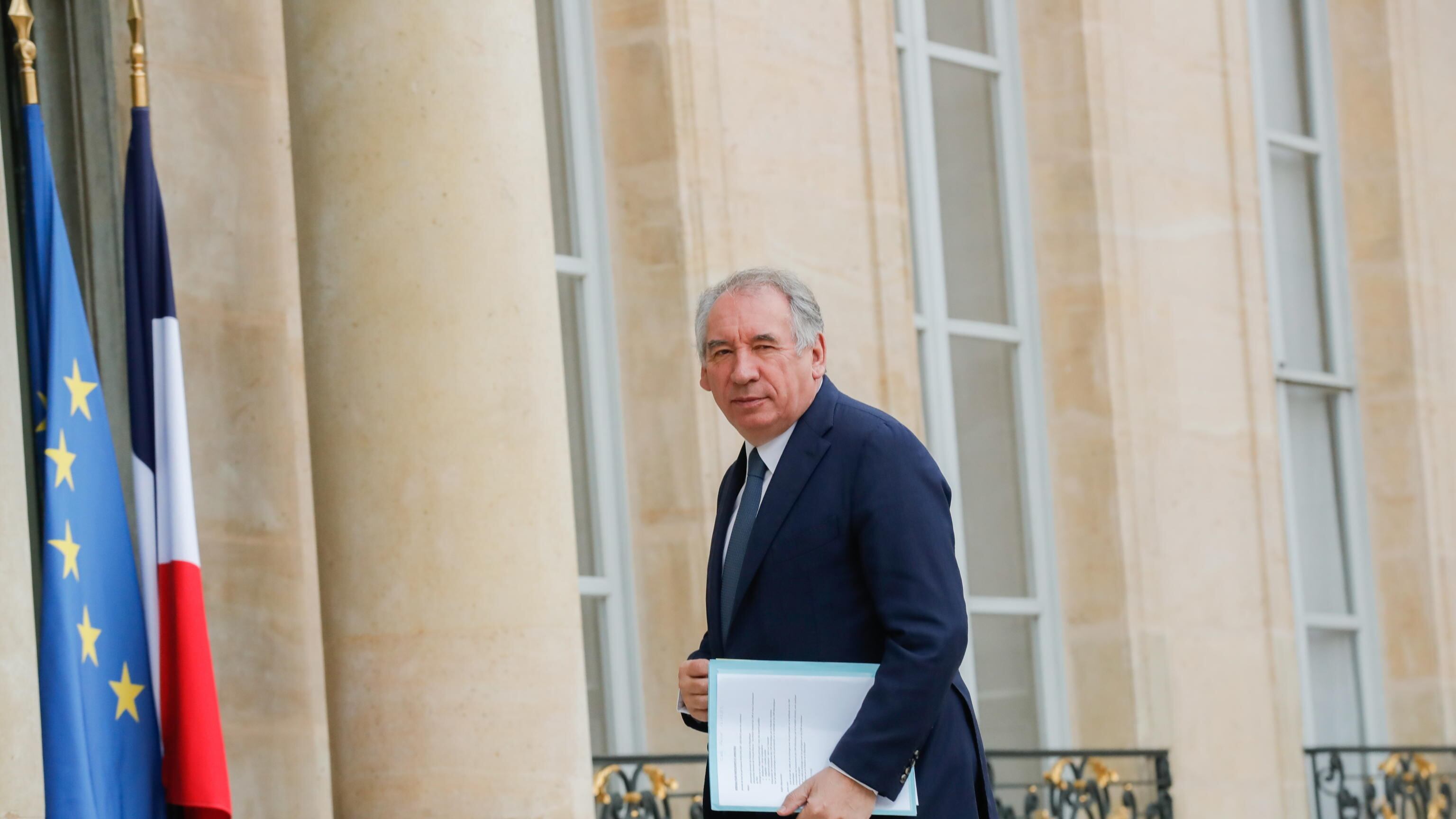 Parigi, Bayrou appeso a un filo. "I più ricchi dovranno pagare"