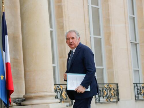 Parigi, Bayrou appeso a un filo. "I più ricchi dovranno pagare"