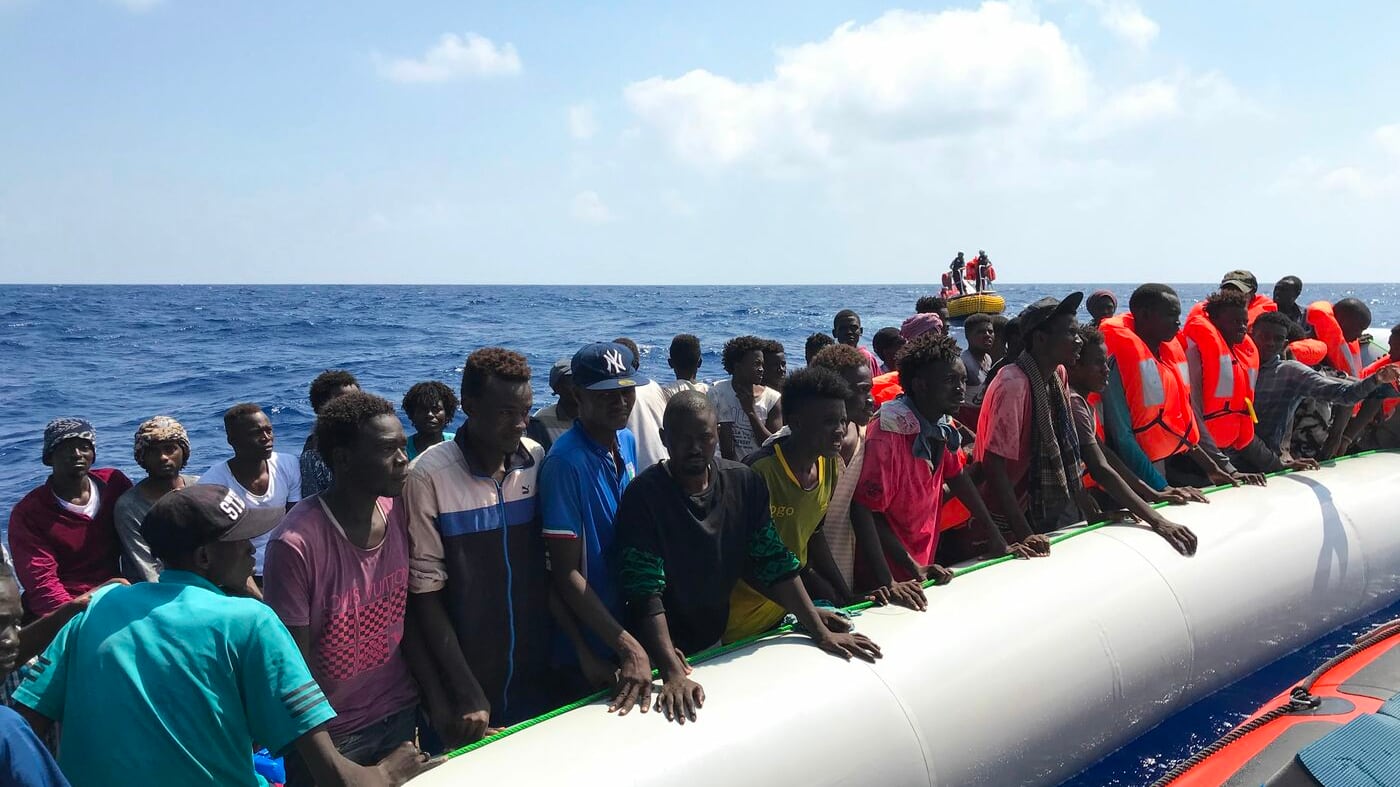 Migranti, Alarm Phone: "Barca dispersa, a bordo 6 morti di fame e sete"