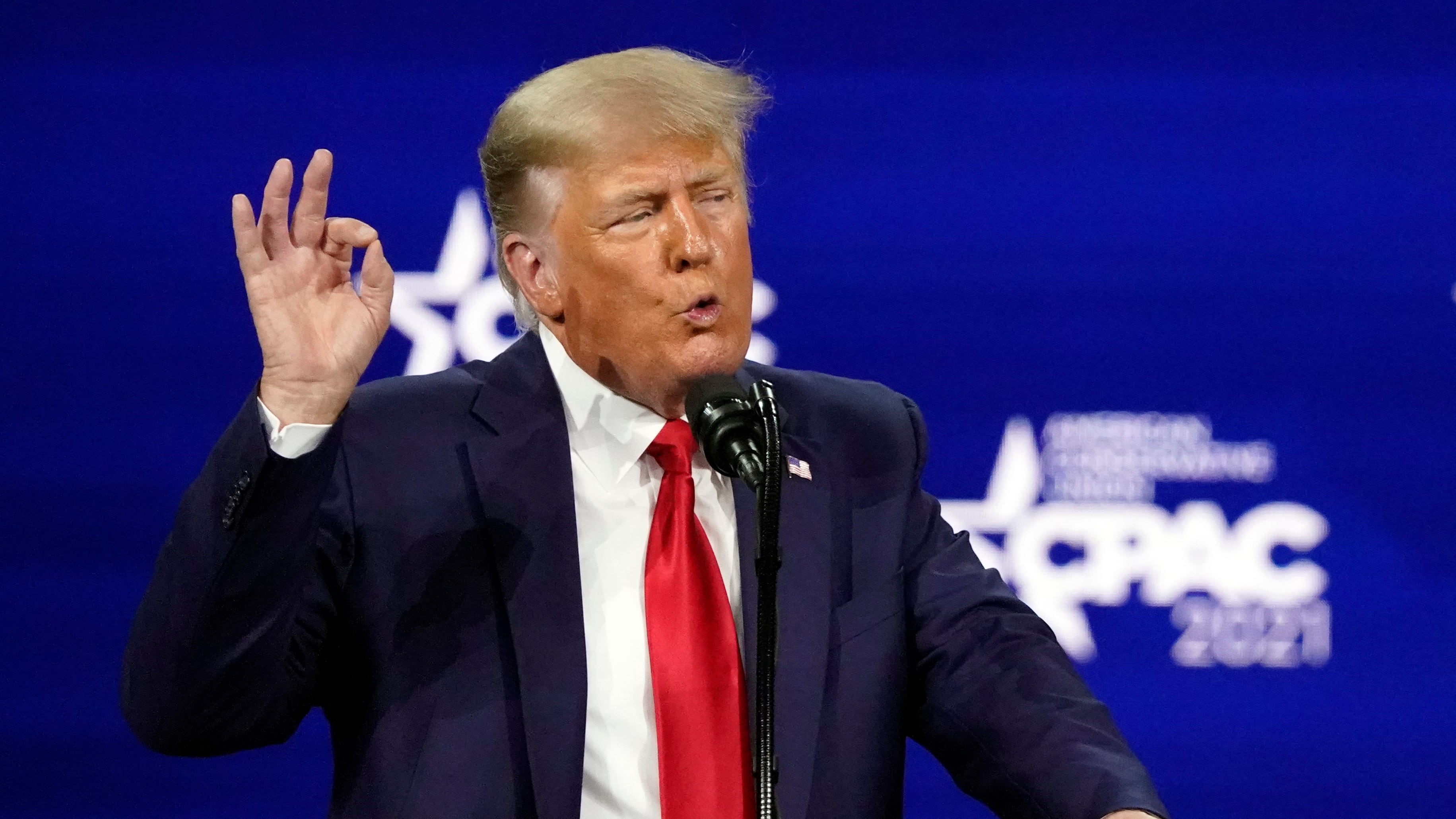 Facebook sospende Trump per due anni. Il tycoon: "Abuso insopportabile"